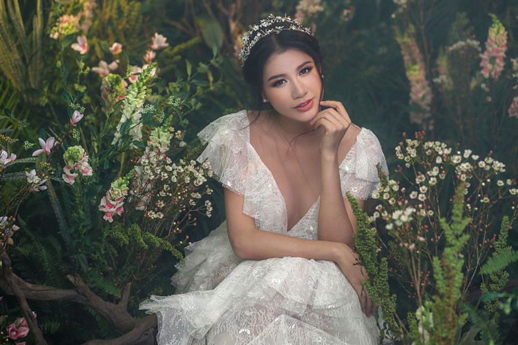 Bên cạnh trang phục được chọn lựa kĩ lưỡng, Trang Trần cũng trở nên nổi bật nhờ sử dụng phụ kiện, làm kiểu tóc, trang điểm phù hợp với từng chiếc váy.