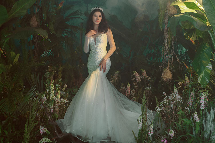 Khoác lên mình những thiết kế mới nhất của NTK Chung Thanh Phong trong BST She’s A Goddess, Trang Trần còn khoe khéo được vóc dáng thon gọn dù đã là bà mẹ một con.