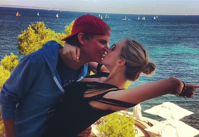 Cả hai đã có mối tình lãng mạn 2 năm, từ năm 2011 đến năm 2013. Trong thời gian quen nhau, Avicii viết lời bài hát và hát tặng Emily. Ảnh: Daily Mail