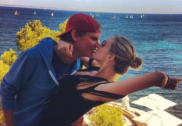 Cả hai đã có mối tình lãng mạn 2 năm, từ năm 2011 đến năm 2013. Trong thời gian quen nhau, Avicii viết lời bài hát và hát tặng Emily. Ảnh: Daily Mail