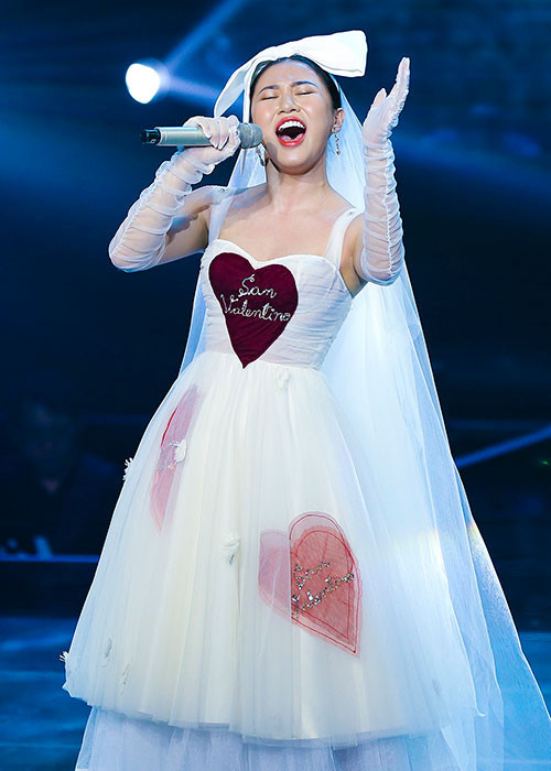 Lần đầu tiên biểu diễn hit mới trên sóng truyền hình quốc gia, Văn Mai Hương để lại nhiều ấn tượng bởi giọng hát đầy tình cảm, sâu lắng.