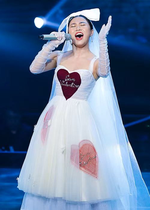 Lần đầu tiên biểu diễn hit mới trên sóng truyền hình quốc gia, Văn Mai Hương để lại nhiều ấn tượng bởi giọng hát đầy tình cảm, sâu lắng.