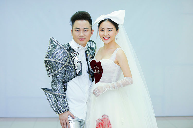 Văn Mai Hương vui vẻ trò chuyện, chụp hình kỷ niệm cùng ca sĩ Tùng Dương.