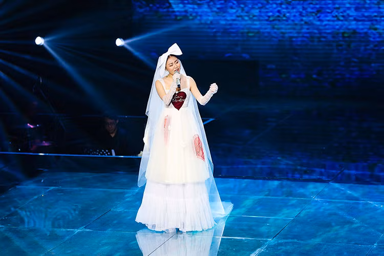 Trong chương trình, nữ ca sĩ thể hiện ca khúc “Một ngày hay trăm năm” - ca khúc nhạc phim đang gây sốt của tác phẩm điện ảnh “100 ngày bên em” do chính cựu thí sinh “Sing My Song” Hứa Kim Tuyền sáng tác.