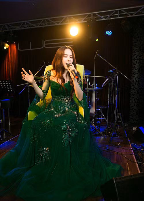 Trong buổi họp fan, Nam Em cũng lần lượt hát live các ca khúc: My heart will go on, Let it go, Million dreams và Nối vòng tay lớn…