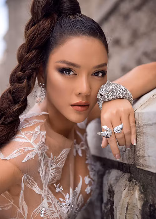 Điểm nhấn của set nữ trang là chú báo ngạo nghễ, uy quyền ngự trên cổ tay của người đẹp.