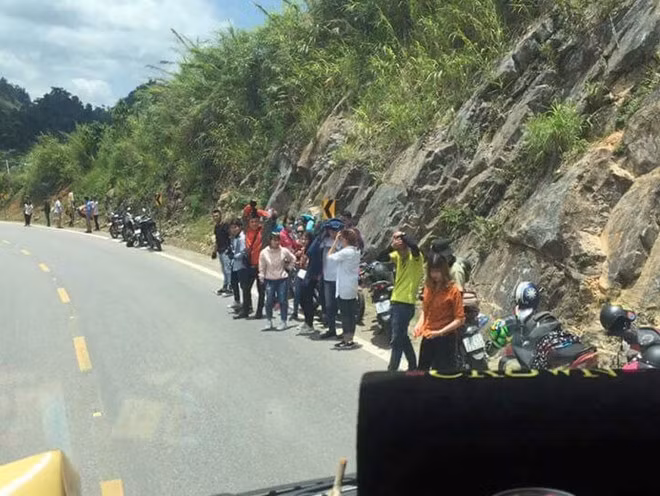 Tài xế phải dừng xe bóp còi, nhóm phượt mới chịu tấp vào lề đường. Ảnh: Đ.T.