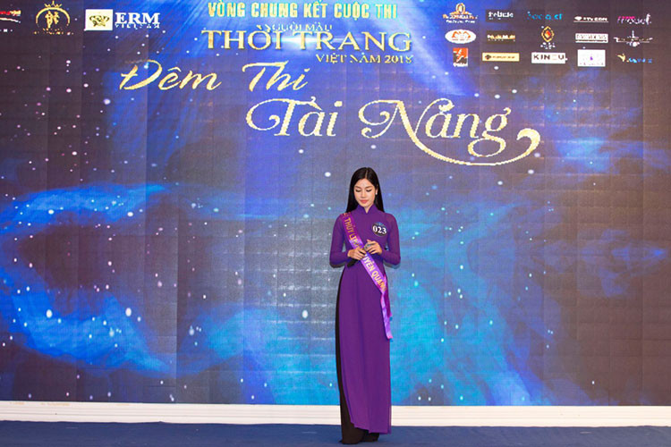 Nhiều thí sinh bộc lộ khả năng ca hát và tiếp tục vận dụng ưu thế này trong đêm thi tài năng ở vòng chung kết "Người mẫu thời trang Việt Nam". Trong hình là thí sinh Trương Thùy Linh.