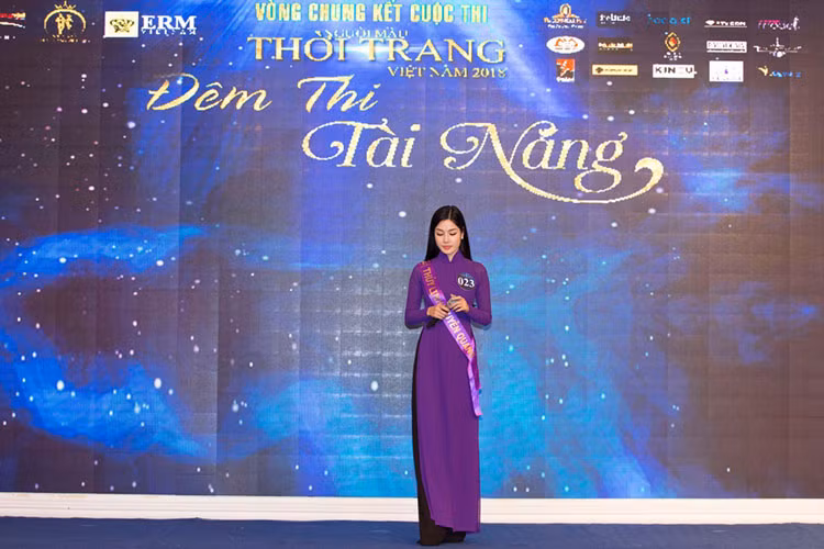 Nhiều thí sinh bộc lộ khả năng ca hát và tiếp tục vận dụng ưu thế này trong đêm thi tài năng ở vòng chung kết "Người mẫu thời trang Việt Nam". Trong hình là thí sinh Trương Thùy Linh.