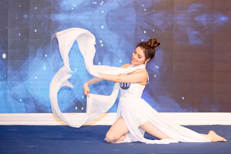 Ở phần thi này, dù là lần đầu tiên đứng trên sân khấu hay đã có kinh nghiệm trình diễn trước đám đông, các thí sinh đều có chung cảm giác hồi hộp. Thí sinh Nguyễn Thị Dung biểu diễn đầy cuốn hút.