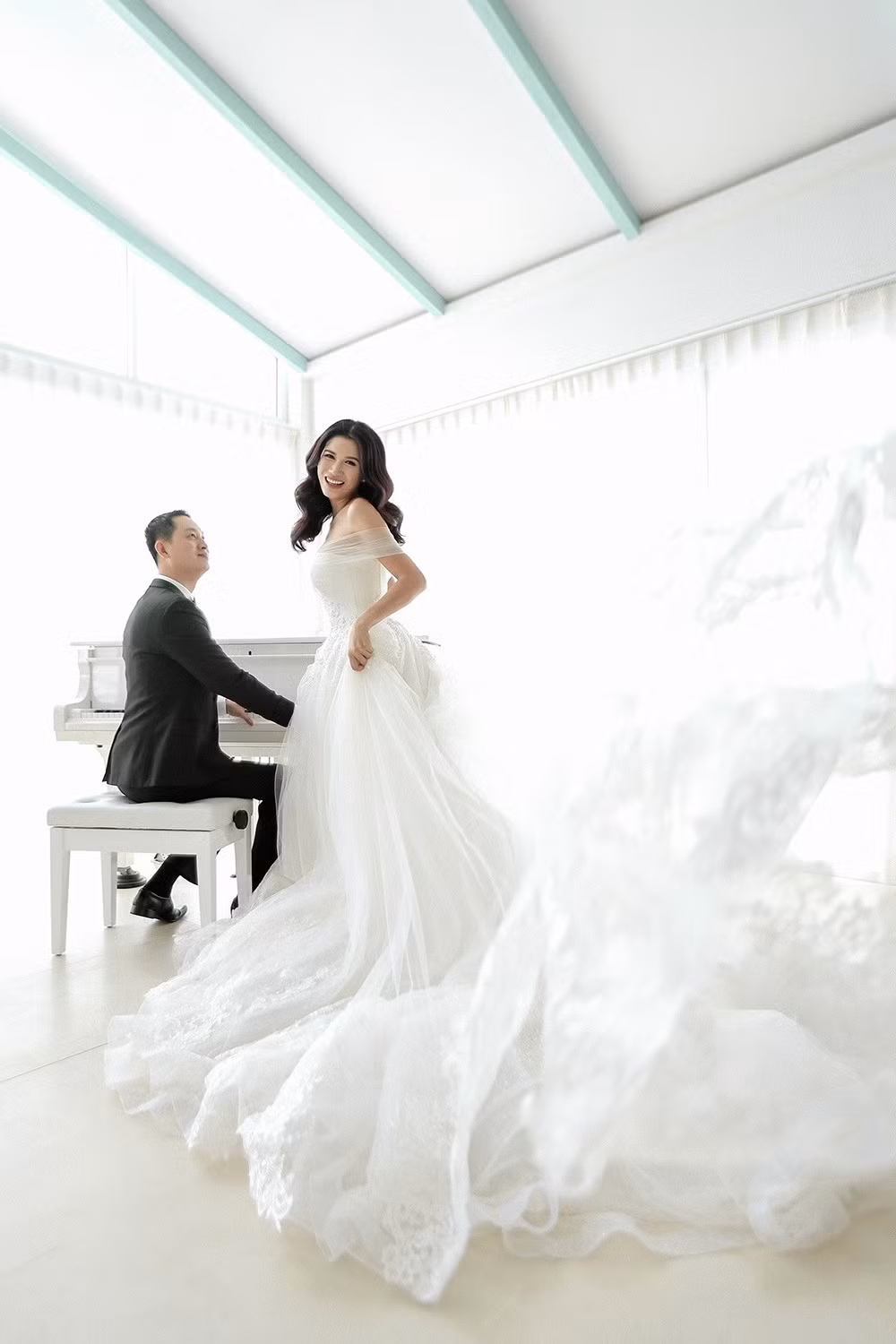 Khoác lên mình bộ trang phục cô dâu - chú rể tinh tế, ánh mắt trìu mến cùng cử chỉ đầy yêu thương mà chồng dành cho Trang Trần khiến không ít người ghen tị.