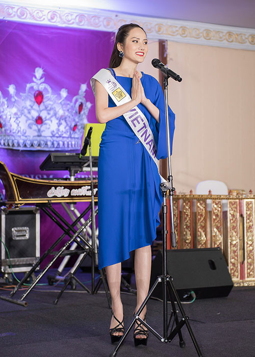 Tham dự tiệc chào mừng, thí sinh các nước đã có màn tự giới thiệu bản thân. Diệu Linh tự tin sử dụng tiếng Anh để giới thiệu về mình và gửi lời chào đến bạn bè quốc tế.