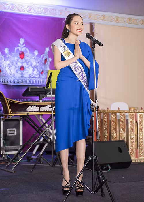 Tham dự tiệc chào mừng, thí sinh các nước đã có màn tự giới thiệu bản thân. Diệu Linh tự tin sử dụng tiếng Anh để giới thiệu về mình và gửi lời chào đến bạn bè quốc tế.