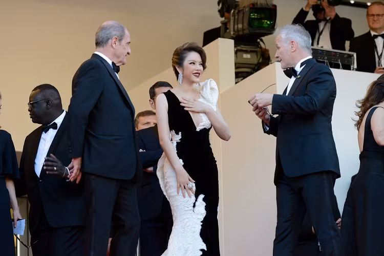 Nữ diễn viên cũng có những cuộc trò chuyện với các đạo diễn, nhà sản xuất, đối tác quốc tế cho những kế hoạch tương lai.