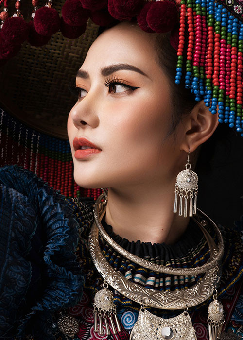 Bộ trang phục giúp Diệu Linh đẹp tựa một cô thiếu nữ đang độ tuổi xuân sắc.