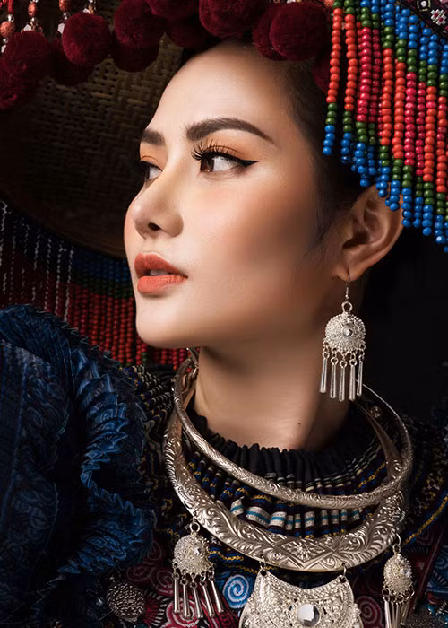 Bộ trang phục giúp Diệu Linh đẹp tựa một cô thiếu nữ đang độ tuổi xuân sắc.