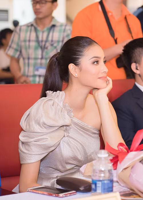 Hoa hậu Phạm Hương hào hứng theo dõi và cùng tìm ra những bạn trẻ xinh đẹp, tài năng để trao giải thưởng trong cuộc thi.