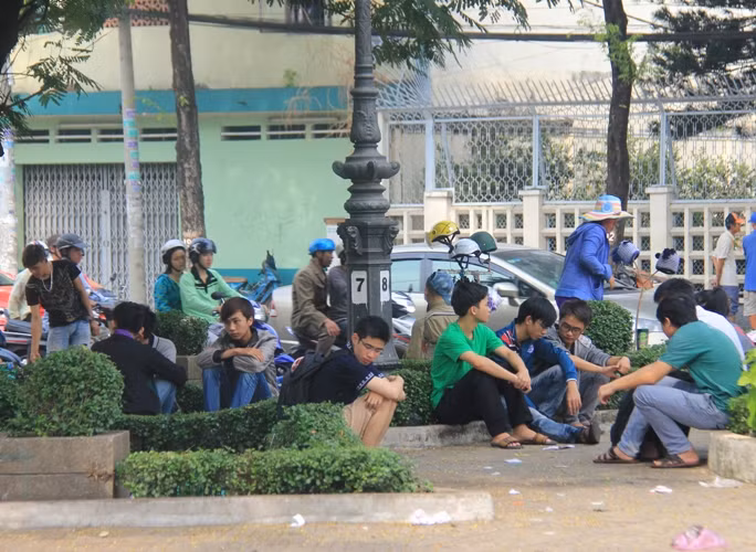 Đông đảo sinh viên trường ĐH Bách Khoa đến nhà Đại thể An Bình tiễn đưa các bạn gặp nạn về quê an táng.