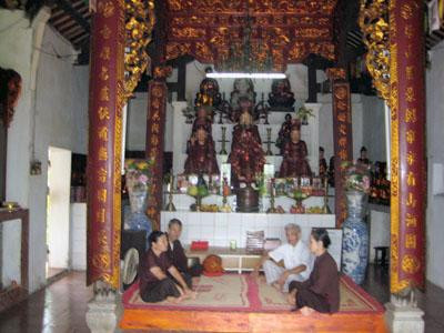 Các sư đã đào hầm bí mật ngay dưới bàn thờ Tam Bảo của chùa Khánh Tân.