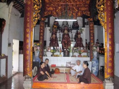 Các sư đã đào hầm bí mật ngay dưới bàn thờ Tam Bảo của chùa Khánh Tân.