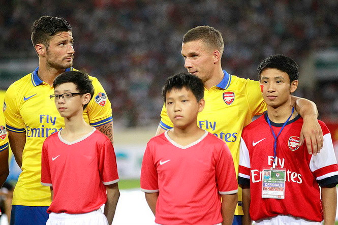 "Running man" Vũ Xuân Tiến (bìa phải) sẽ sớm tái ngộ với các cầu thủ Arsenal. Ảnh: Minh Tú.