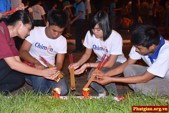 Cùng thắp những nén hương thơm...