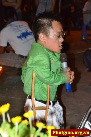 Tham dự buổi lễ có diễn giả - anh Nguyễn Sơn Lâm là con một liệt sĩ đã rưng rưng nước mắt, xúc động nói: “Với tư cách con trai của một liệt sĩ, cháu rất vinh dự và tự hào được đến đây tham gia chương trình ngày hôm nay, để bày tỏ lòng biết ơn, kính trọng của thế hệ trẻ đối với các cô, các chú, các bác, những người đã không tiếc thân mình hy sinh vì nền độc lập dân tộc. Thay mặt cho thế hệ trẻ Việt Nam hôm nay, cháu xin hứa sẽ tiếp tục vượt qua những khó khăn, thử thách để đưa nước ta sánh vai với các cường quốc năm châu như lời Bác Hồ dạy và để xứng đáng với sự hy sinh của thế hệ đi trước”. Ảnh: Diễn giả Sơn Lâm bày tỏ lòng tri ân tới các anh hùng liệt sĩ đã hy sinh vì sự nghiệp bảo vệ Tổ Quốc.