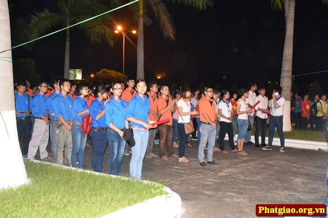 Đặc biệt đã có hàng trăm bạn trẻ thiện nguyện cùng tham gia, tất cả đã thể hiện tình cảm, lòng biết ơn sâu sắc của thế hệ đi sau, tri ân các anh hùng liệt sĩ đã hy sinh bảo vệ Tổ Quốc bằng những nén hương, những vòng hoa, ngọn nến dâng lên đài tưởng niệm, cũng như trên từng phần mộ của các anh hùng liệt sĩ. Ảnh: Hàng trăm sinh viên tình nguyện, câu lạc bộ thiện nguyện tại Hà Nội tham dự buổi lễ.