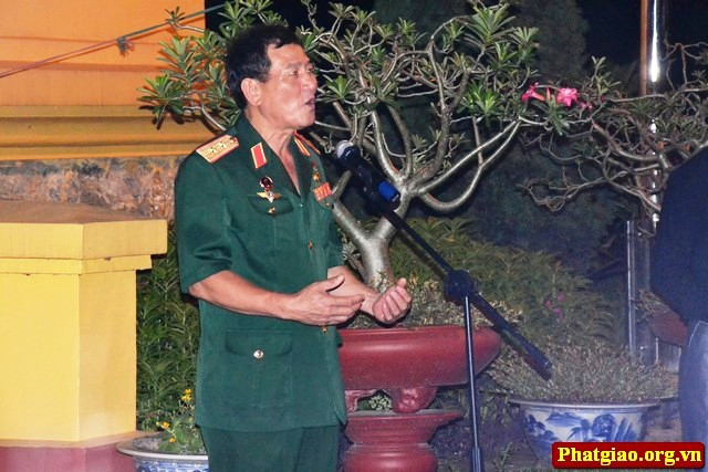 Thắp nén hương tỏ lòng biết ơn các anh hùng liệt sỹ đã ngã xuống vì nền độc lập dân tộc, Trung tướng Phạm Tuân cũng nghẹn ngào chia sẻ: “Đây là việc làm hết sức có ý nghĩa để chúng ta tưởng nhớ đến công lao, tri ân các anh hùng liệt sĩ đã hy sinh để chúng ta có cuộc sống yên bình như ngày hôm nay. Tôi nghĩ rằng hàng năm, không chỉ nhân dịp 27/7, chúng ta nên tiếp tục có những hoạt động để giáo dục thế hệ trẻ thấu hiểu công lao, sự hi sinh mất mát để có cuộc sống bình yên hôm nay. Từ đó, nối tiếp truyền thống của cha ông xây dựng đất nước ta đàng hoàng hơn, to đẹp hơn như Bác Hồ đã dạy”. Ảnh: Trung tướng Phạm Tuân chia sẻ về những năm tháng chiến tranh ác liệt.