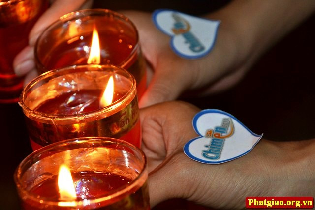 Sau phần lễ khai mạc, những ngọn nến tiếp tục được thắp lên.