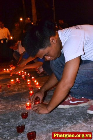 Đây là hoạt động nhằm hưởng ứng 66 năm ngày Thương binh liệt sĩ (27/7/1947 - 27/7/2013). Chúng ta được như ngày hôm nay là nhờ công ơn trời biển của biết bao bậc tiền bối, biết bao anh hùng liệt sĩ đã hi sinh thầm lặng và cả những người còn sống nhưng mang trong mình những di chứng của chiến tranh. Vì vậy, đây là hoạt động hết sức ý nghĩa, có tính nhân văn sâu sắc, thể hiện truyền thống uống nước nhớ nguồn của thế hệ sau. Ảnh: Được các bạn tình nguyện thắp lên...