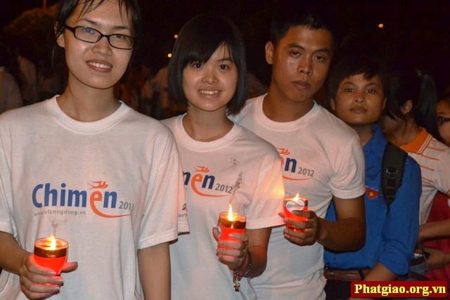 Các bạn trẻ trên tay cầm những ngọn nến...