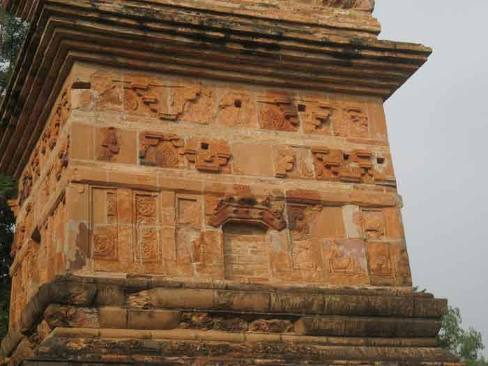 Những viên gạch trên thân tháp được trang trí hoa văn tinh xảo theo phong cách mỹ thuật Lý Trần.