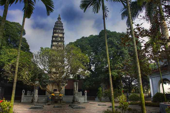 Tháp và chùa Phổ Minh cũng gắn với một trong “An Nam tứ đại khí” là Vạc Phổ Minh. Ở tại chân tháp ngày nay vẫn còn dấu tích những bệ đá dùng làm trụ cột để nâng đỡ cái vạc rất lớn bằng đồng. Tuy nhiên, vạc này đã bị quân Minh phá hủy để lấy đồng đúc vũ khí khi xâm lược nước ta thế kỷ 15.