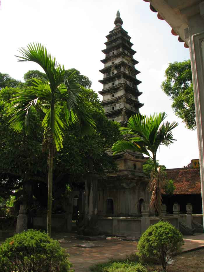 Theo truyền thuyết, trong tháp Phổ Minh có lưu giữ một phần tro cốt của Phật hoàng Trần Nhân Tông.