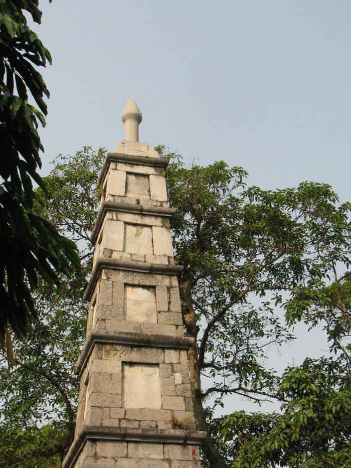 Tháp bút được xây dựng năm 1865 theo ý tưởng của nhà Nho Nguyễn Văn Siêu. Cả ngọn tháp là dáng dấp của chiếc bút lông dựng ngược lên trời nên có tên là tháp bút. Trên ngọn tháp có đặt một khối đá tạc hình đầu của chiếc bút lông – loại bút để viết chữ Nho phổ biến thời xưa.