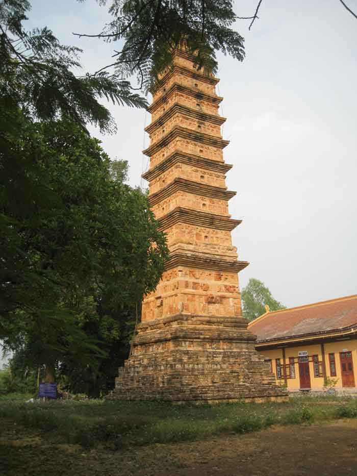 Hai trận lụt năm 1960 và 1969 đã làm tháp bị hư hỏng nhiều có nguy cơ sụp đổ hoàn toàn. Trước tình hình đó, năm 1972, Sở văn hóa Vĩnh Phú phối hợp với trường CĐ Mỹ thuật công nghiệp TW, HTX gốm Hương Canh, xưởng phục chế di tích của Bộ Văn hóa, tổ chức phục chế tháp Bình Sơn.