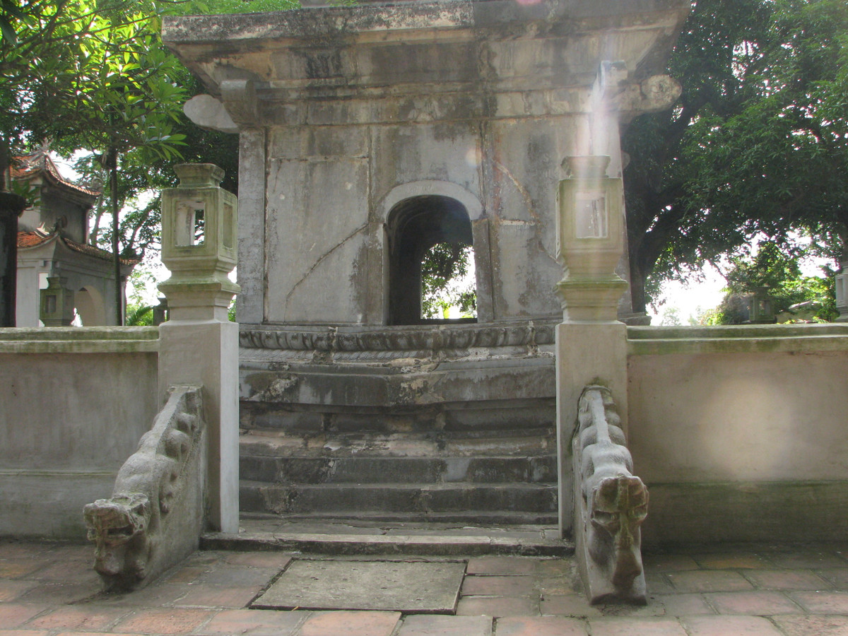 Cạnh đáy tháp dài hơn 5 mét. Ở các tầng trên đều trổ cửa vòm cuốn ra bốn mặt tháp.