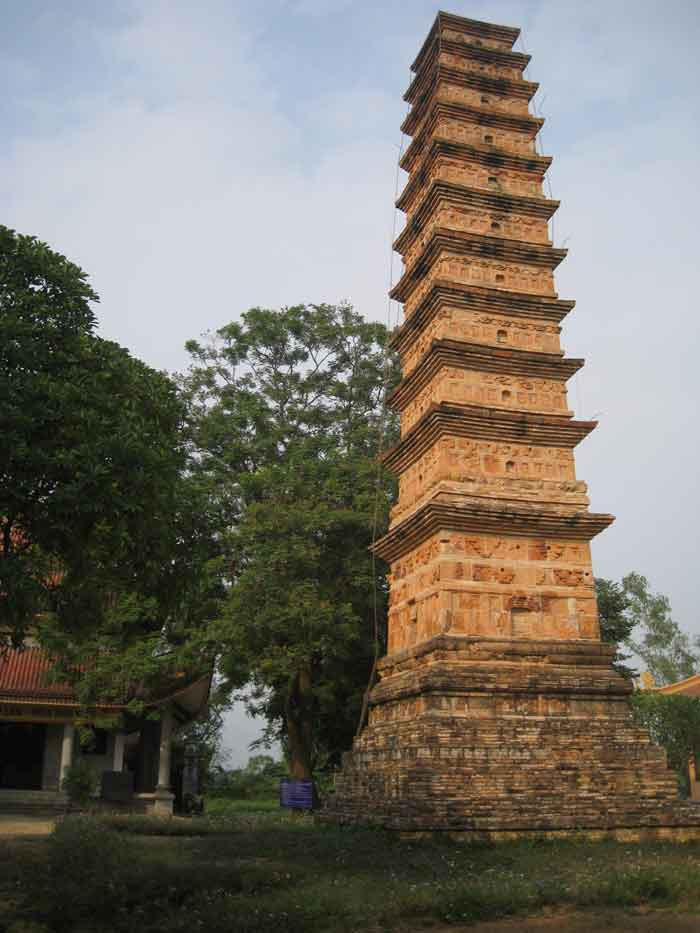 Nguyên thủy tòa tháp này có 15 tầng với một búp sen bằng đất nung đặt trên nóc nhưng nay chỉ còn lại 11 tầng và một tầng bệ. Tháp hình vuông với cạnh đáy 4,45 mét, cạnh ở tầng trên cùng 1,55 mét.