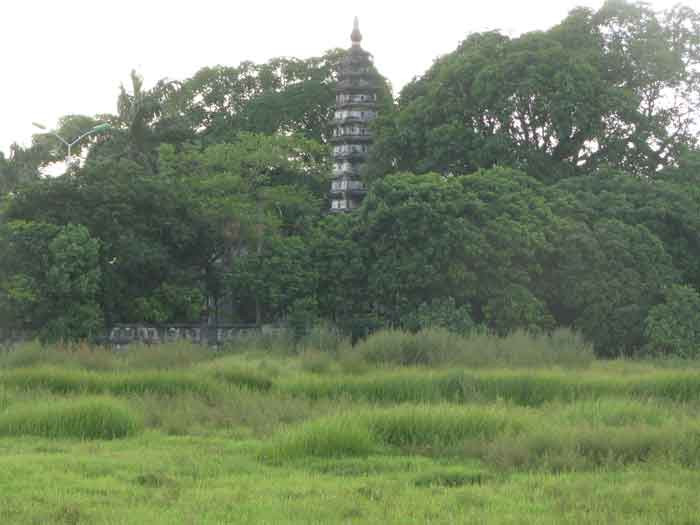 Tháp Phổ Minh nằm trong khuôn viên chùa Phổ Minh, ngoại thành Nam Định là một trong những tòa tháp cổ nhất còn nguyên trạng đến ngày nay.