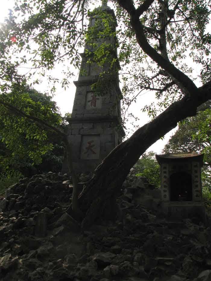 Trên thân tháp in ba chữ màu đỏ “Tả thanh thiên” nghĩa là viết lên trời xanh.