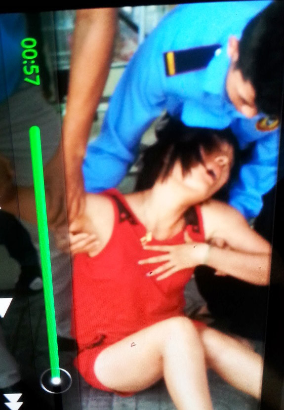 Chị Phạm Thị Hiền ngất xỉu sau khi “lĩnh” trận đòn của bảo vệ Hiếu (ảnh cắt từ clip).