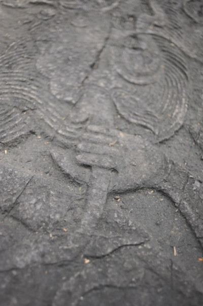 Con rồng ở sập trong cũng có ba tay và một chân nhưng những cái tay lại có phần nhỏ nhắn hơn chiếc sập kể trên. Một vài hình ảnh rồng, thú, chạm ở mặt tiền cảnh của sập này cũng cho thấy phong cách thuộc niên đại muộn hơn.