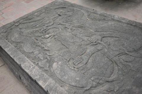 Con rồng ở sập ngoài có ba tay đầy chất nữ tính và một chân. Có thể chiếc sập này có niên đại sớm hơn bởi các nét chạm khắc ít nhiều mềm mại uyển chuyển hơn.