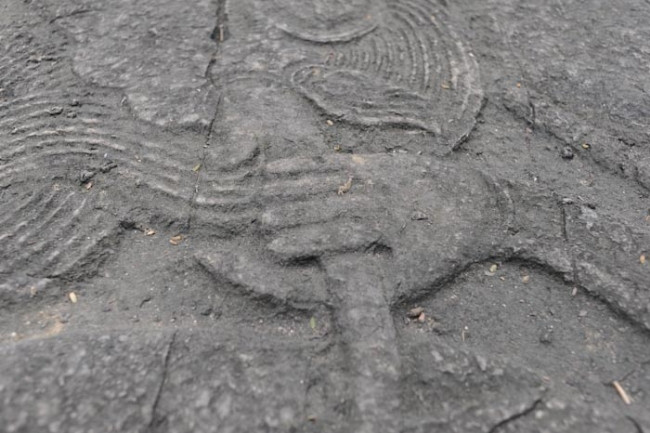 Và cách giải thích đơn giản nhất đồng thời cũng tương đồng với việc phối thờ chung hai ông vua và một bà hoàng vào cùng một khu đền, thì những đôi tay rất nữ tính này của con rồng chính là ẩn ngữ để nói về một bà vương hậu lấy hai đời vua, mà giữ yên xã tắc.