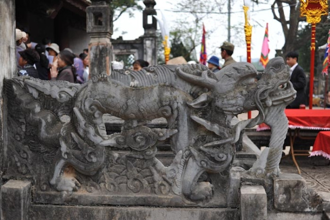 Ngoài ra trên cả hai bộ sập này, người ta còn nhìn thấy một bàn tay khác đang vuốt một chiếc râu rồng mà cùng đôi với nó lẽ ra là một bàn tay thì lại là một cái chân với đầy đủ năm móng vuốt theo đúng qui cách tượng trưng cho quyền lực của vua. Mặc dù xung quanh câu chuyện này còn có rất nhiều nghi vấn, nhưng khi làm hai chiếc sập đá này, dân gian có thể đã cố tình đưa chúng vào như thể một sự ngẫu nhiên nhưng lại mang những hàm nghĩa rất rõ ràng về lịch sử. (Ảnh: N.C.Khanh. Bài viết sử dụng tư liệu của nhà nghiên cứu Trang Thanh Hiền).