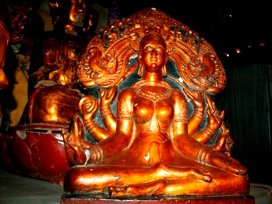 Bức tượng Bà Mẹ xứ sở tại chùa Võng La mang đậm phong cách Chăm Pa.