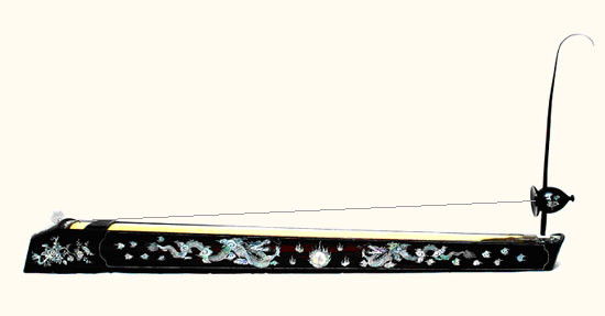 Ngày nay, đàn bầu được chế tác tỉ mỉ và cũng được lắp thêm bộ phận tăng âm điện tử để tạo âm thanh to hơn nhằm thích hợp trong hòa tấu với các nhạc cụ khác. Ảnh: Internet.