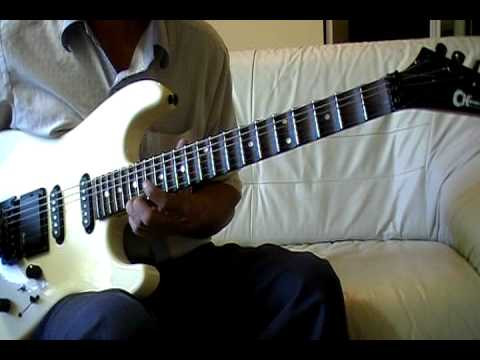 Một nhạc cụ không phải xuất phát từ Việt Nam nhưng cũng khá độc đáo là guitar phím lõm. Nó được cải biến từ cây đàn guitar của phương Tây để thích hợp với loại hình nhạc tài tử và cải lương ở Nam Bộ. Ảnh: Internet.