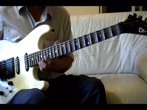 Một nhạc cụ không phải xuất phát từ Việt Nam nhưng cũng khá độc đáo là guitar phím lõm. Nó được cải biến từ cây đàn guitar của phương Tây để thích hợp với loại hình nhạc tài tử và cải lương ở Nam Bộ. Ảnh: Internet.